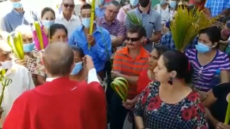 sacerdote_cubrebocas.jpg