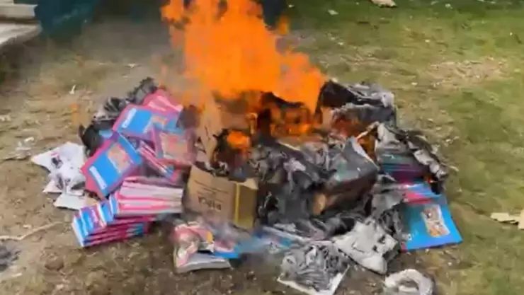 VIDEO_ Padres de familia queman libros de texto de la SEP en Chiapas