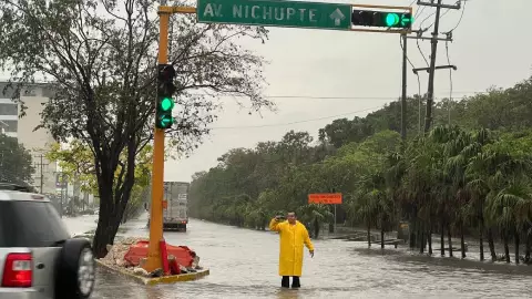 Tráfico hoy_ Realizan cortes viales por lluvias en Cancún este martes 18 de junio de 2024.jpg