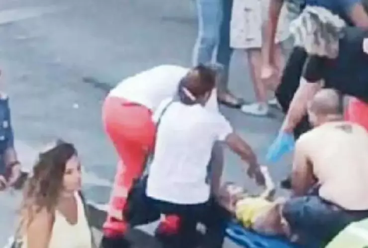 Niña cae de un quinto piso de un edificio; un hombre que iba caminando logró atraparla.jpg