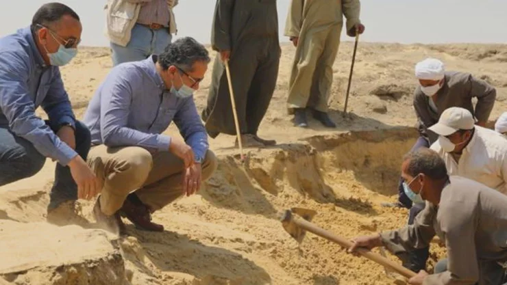 Los arqueólogos en la necrópolis Saqqara en Egipto, encontraron un papiro de 4 metros de largo que incluye textos del Libro de los Muertos, que es una colección de hechizos.