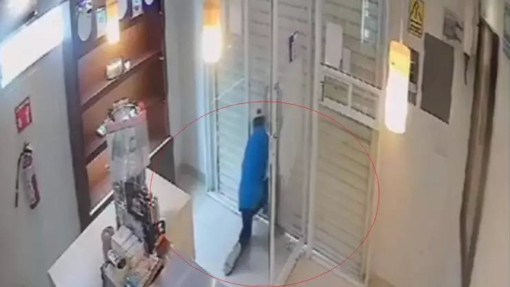 VIDEO Empleada encierra a ladrón en pastelería y pide ayuda
