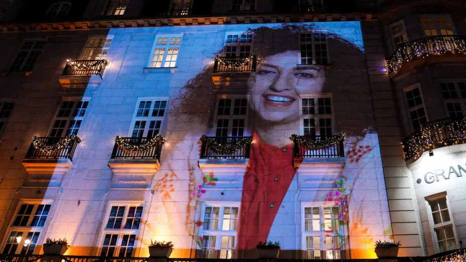 Foto de Narges Mohammadi proyectada en el muro del Grand Hotel en Oslo, Noruega.