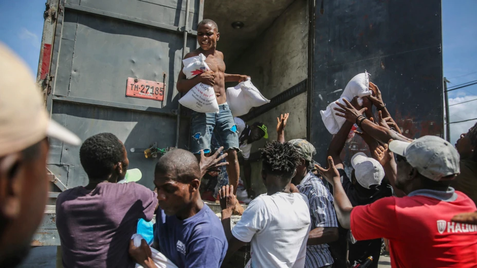 Ayuda de alimentos a personas tras terremoto en Haití.