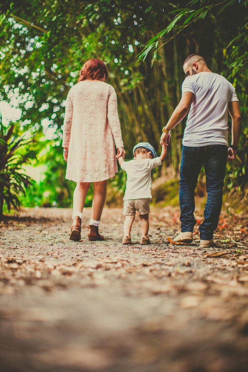 familia feliz caminando en parque