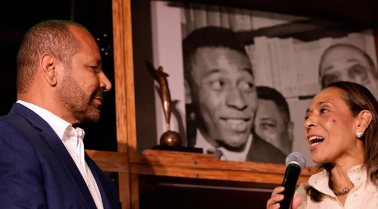 Familia Neymar compra derechos de Pelé