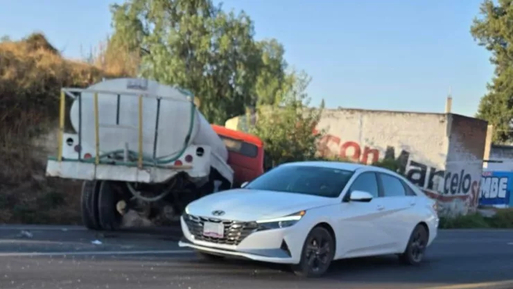 Choque de pipa de agua deja caos en la carretera Tlaxcala–Apizaco hoy; dañó un vehículo