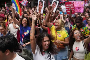 Estudiantes brasileños protestan contra Flavio Bolsonaro.