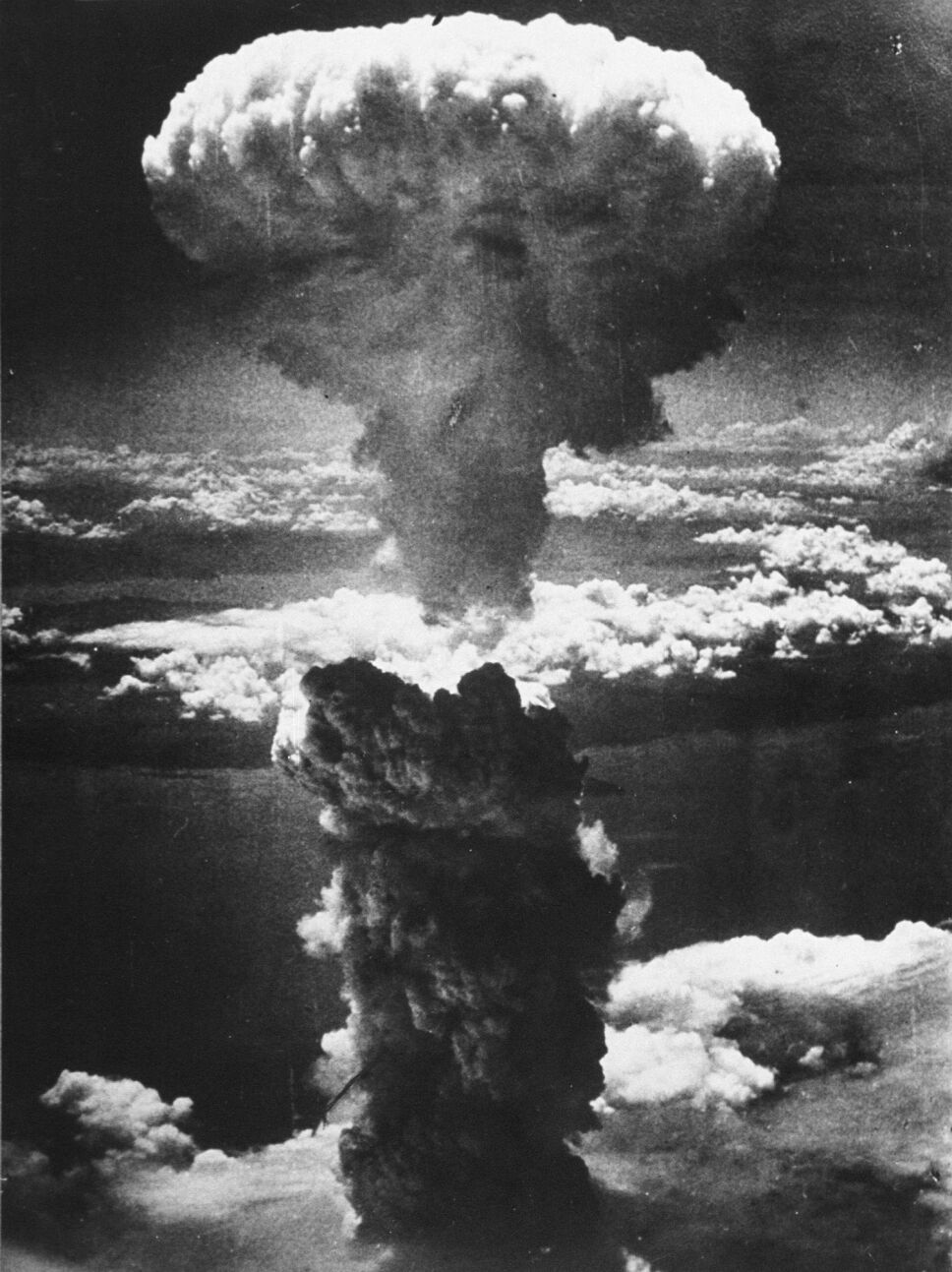 Explosión nuclear en Nagasaki, tres días después de que el ejército estadounidense redujera a escombros Hiroshima