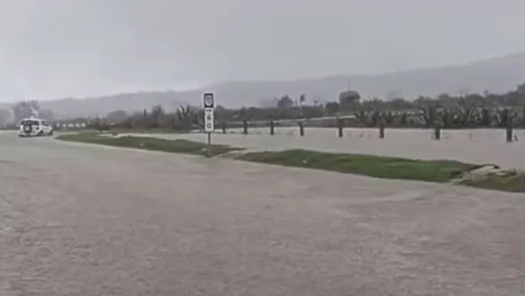 VIDEO: Captan grave inundación en la autopista México-Tuxpan; vehículos quedaron varados