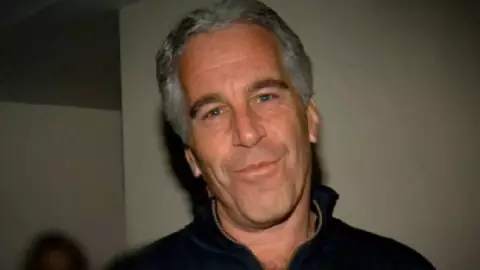Revelan fotos de Jeffrey Epstein antes de terminar con su vida.