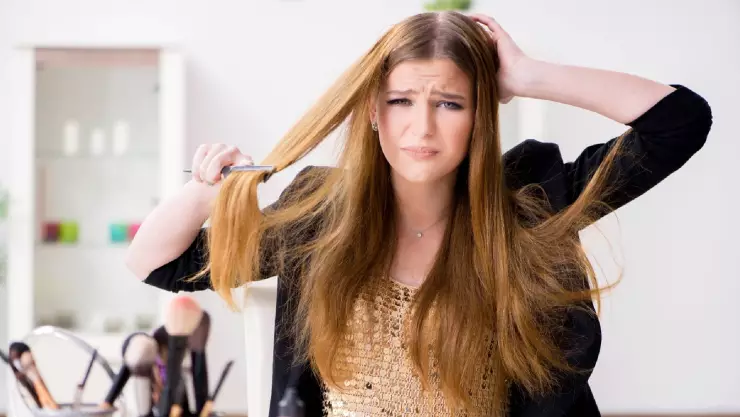 una chica frustada por su revoltosa melena