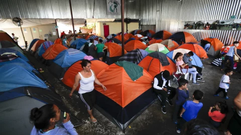 Tiendas de campaña llenan un albergue utilizado principalmente por migrantes mexicanos y centroamericanos que solicitaron asilo en Estados Unidos, en la frontera de Tijuana, México, el domingo 9 de junio de 2019. Imagen: AP