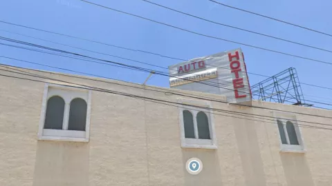 Hombre muere al caer de un segundo piso en un motel; había ido con su esposa y su amiga en Coahuila