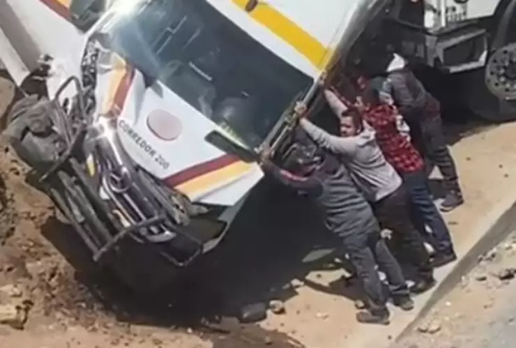 Fuerte accidente vehicular en Bulevar 2000 hoy 2 de mayo de 2025