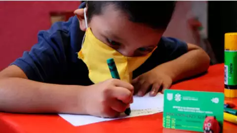 alumno y tarjeta de Mi Beca para Empezar.jpg