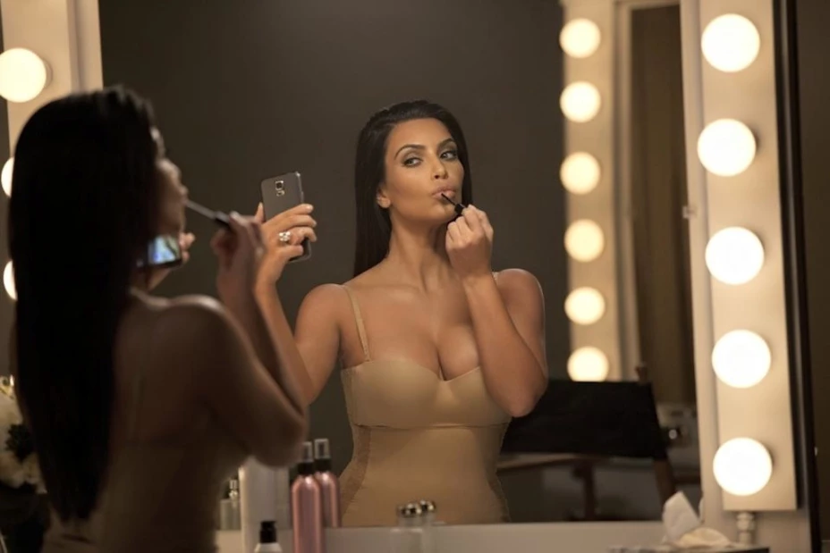 Kim Kardashian protagonizó una sesión fotográfica para la revista Love Magazine, algunas imágenes se filtraron.