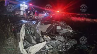 FOTOS- Así quedaron el autobús de pasajeros y un automóvil tras el accidente en Zacatecas el 15 de noviembre 1.jpg