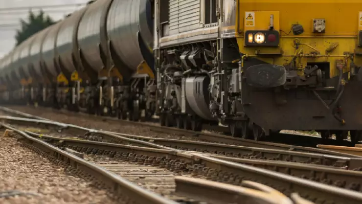 Conductor intenta ganarle el paso a tren en Irapuato y es impactado; esto sabemos
