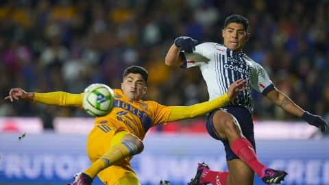 Ibáñez y Víctor Guzmán pelean el balón en el Clásico Regio Tigres vs Rayados