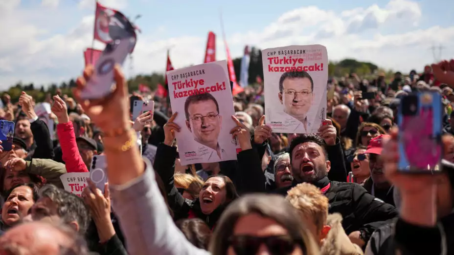 Simpatizantes de Ekrem Imamoglu, alcalde de Estambul.