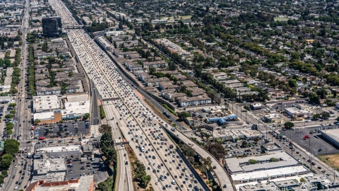 Autos avanzan por carretera de Los Ángeles