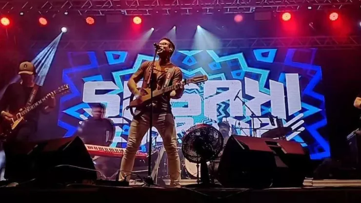 Durante una presentación, cantante brasileño perdió la vida tras ser abrazado por un fan empapado.