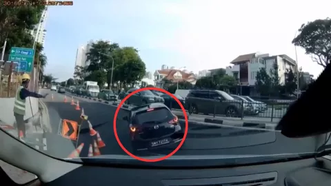 VIDEO | Socavón se traga un auto en Singapur; conductora resultó lesionada