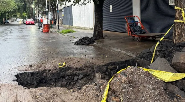 Fugas, baches y coladeras abiertas en CDMX por lluvias: Calles y alcaldías afectadas este lunes