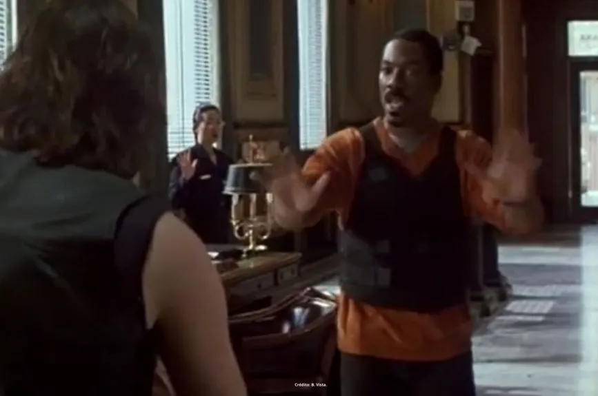 Te contamos por qué a Eddie Murphy lo atraparon con una chica trans y qué hacía con ella. (Escenas de la película ‘El negociador’ por Azteca 7)
