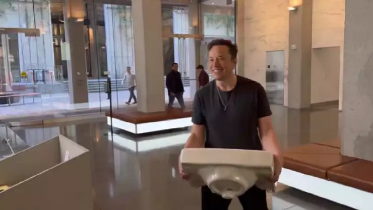 Elon Musk llega a la sede de Twitter con un lavamanos