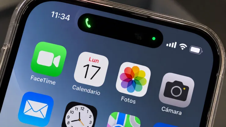 ¿Por qué aparece una luz verde o naranja en tu celular? Esto significa
