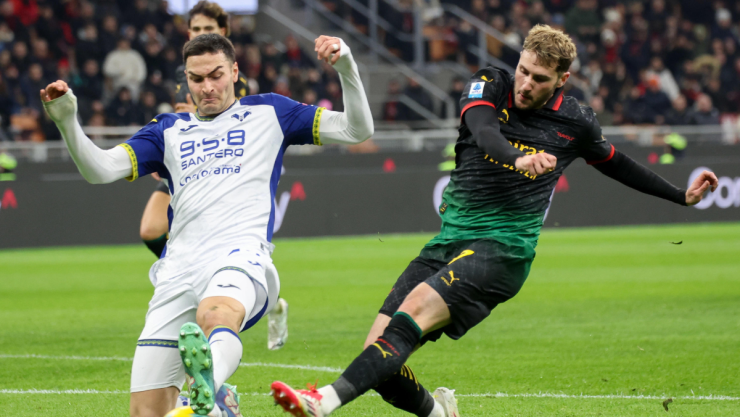 Santiago Gimenez ante Hellas Verona