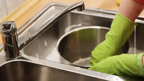 ¿Por qué los trastes huelen mal después de lavarlos?