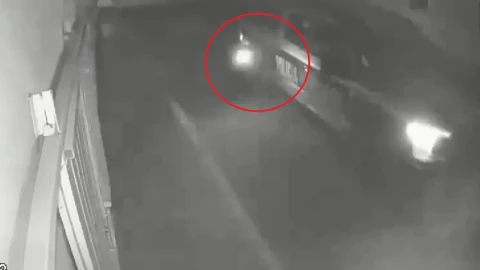 PATRULLA LANZA EXPLOSIVO COMERCIO CIUDAD SERDÁN