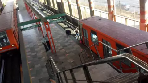 Usuarios reportan retrasos de hasta 15 minutos en la Línea B del Metro CDMX.