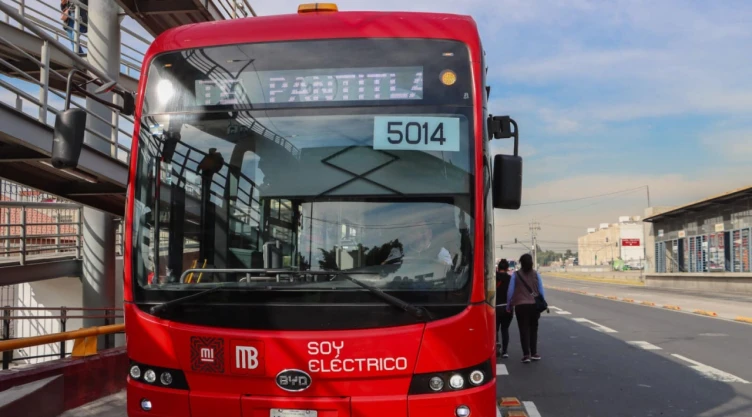 Unidad del Metrobús de la Ciudad de México con dirección a Pantitlán