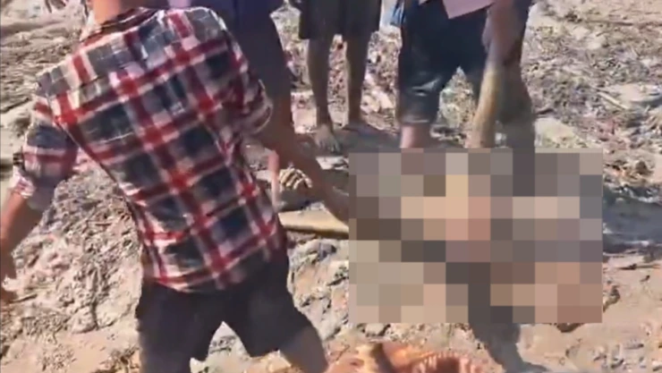 Sobrevivientes sacan cuerpos tras la inundación en Nepal