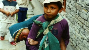 La probabilidad de que una niña, un niño o un adolescente sea pobre no presenta diferencias por sexo, pero es mayor para los grupos de menor edad, entre cero y cinco años.