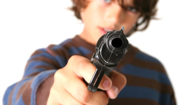niño pistola