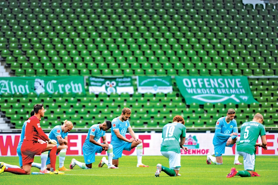 Rivera-Jugadores-de-ambos-equipos-se-arrodillan-en-el-círculo-central-para-manifestarse-en-contra-del-racismo-previo-al-partido-entre-Werder-Bremen-y-Wolfsburgo-por-la-Bundesliga-en-Bremen,-Alemania---AP20159597379173.jpg