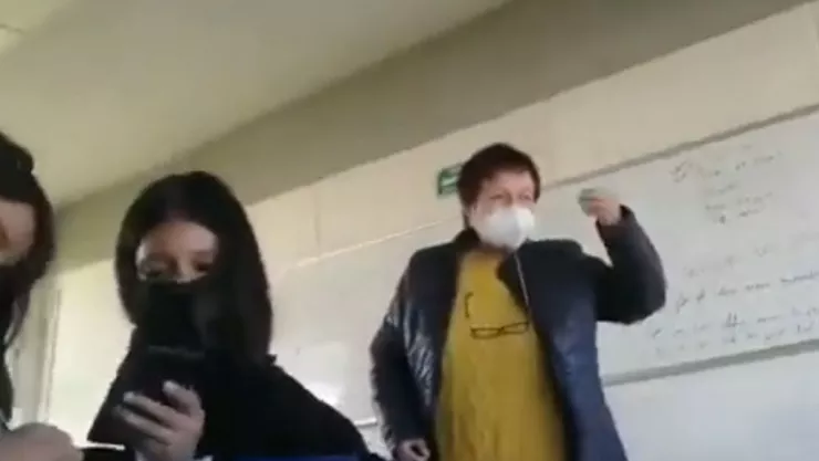 Maestra dice restrasados mentales a los alumnos