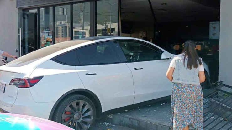 Auto eléctrico choca contra cafetería en Monterrey.