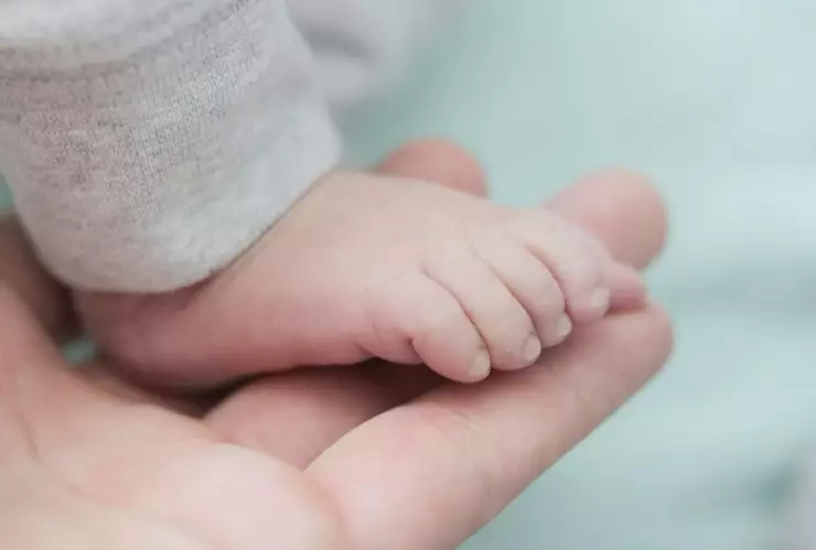 Bebé nace en avión