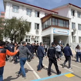 Agentes de policía uniformados y de paisano aseguran la zona tras un tiroteo mortal en una escuela de la provincia suroriental de Kahramanmaraş, Turquía , el 15 de abril de 2026. Fotografía tomada con un teléfono móvil.