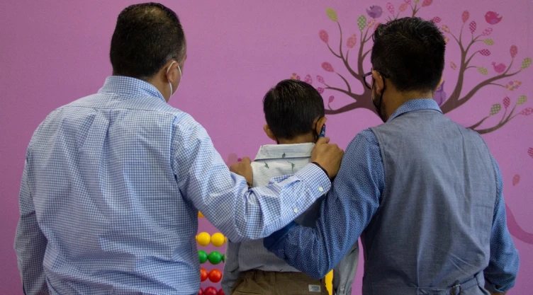 pareja-homoparental-adopción.jpg