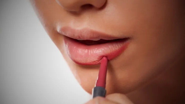 Delineado de labios grandes Tips de maquillaje para equilibrar el volumen.jpg