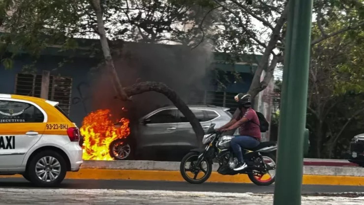 Vehículo en llamas sobre el Libramiento Norte y 4a Oriente de Tuxtla Gutiérrez