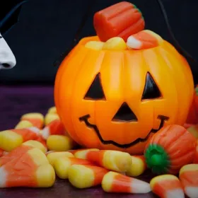Ideas DIY 3 propuestas infantiles para armar dulceros en forma de vampiro con botellas de plástico.jpg