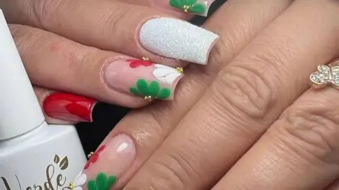 Uñas mes patrio (1).jpg